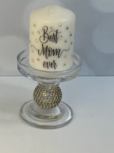 Yes, every mom is the BEST, so tell her with a candle sprinkled with hand-embellished crystals