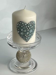 Give this heart to cheer that blue person with pearls and crystals